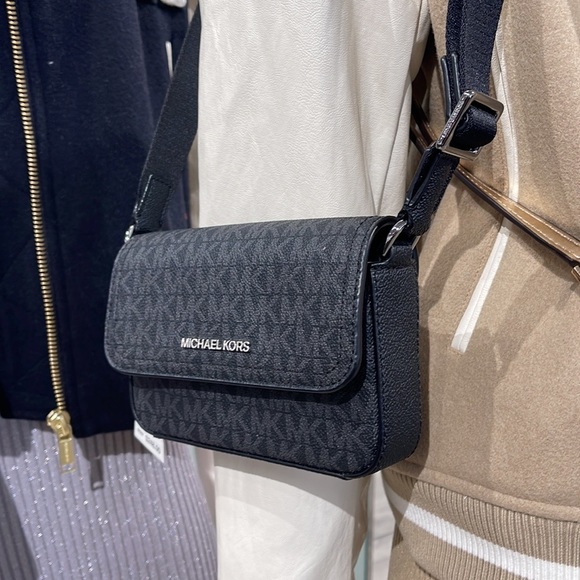 MICHAEL KORS
COOPER EW Phone XBody 
Black 
NWT - Picture 5 of 16